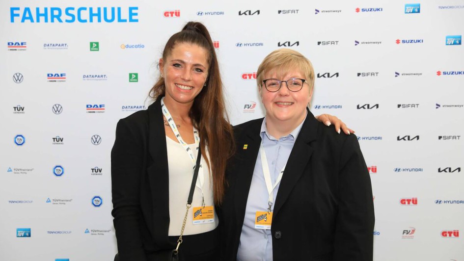 Personen vor Fotowand