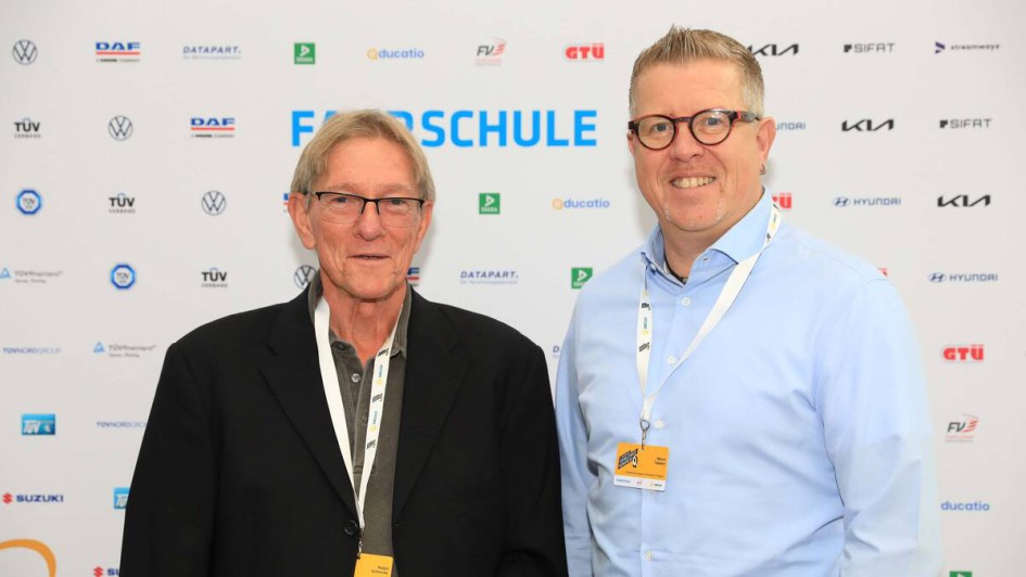 Personen vor Fotowand