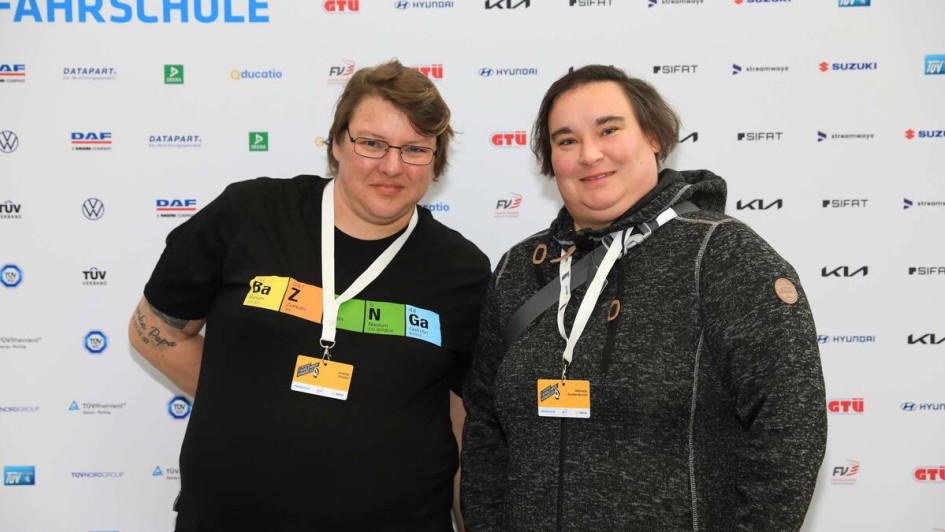 Personen vor Fotowand