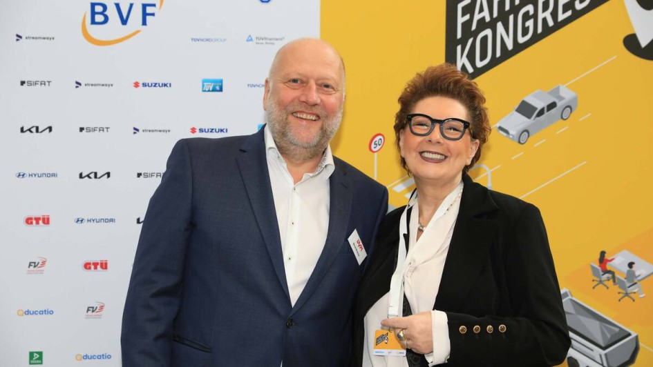 Personen vor Fotowand