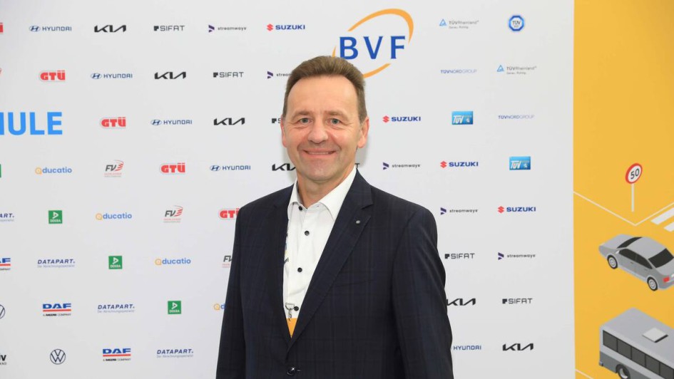 Personen vor Fotowand