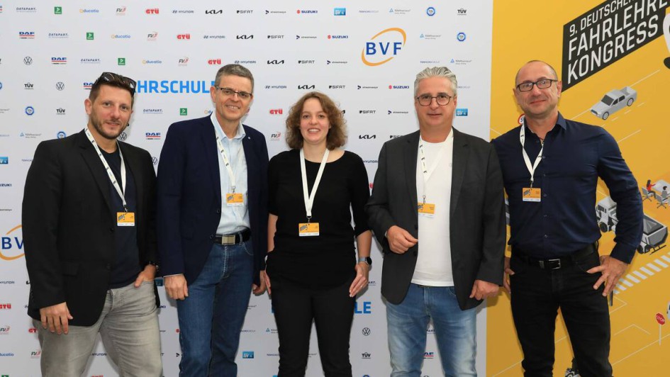 Personen vor Fotowand