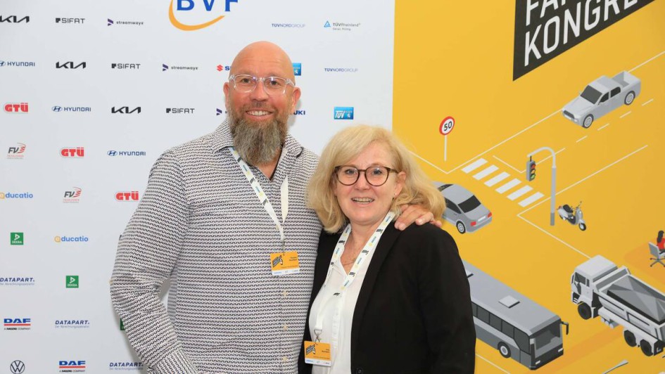 Personen vor Fotowand