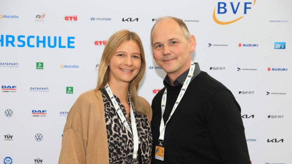 Personen vor Fotowand