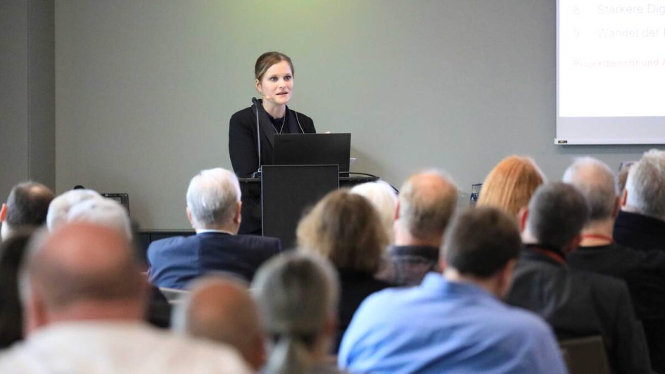 Referentin im Gespräch