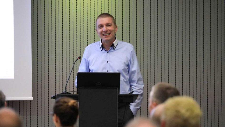 Referent am Mirkofon