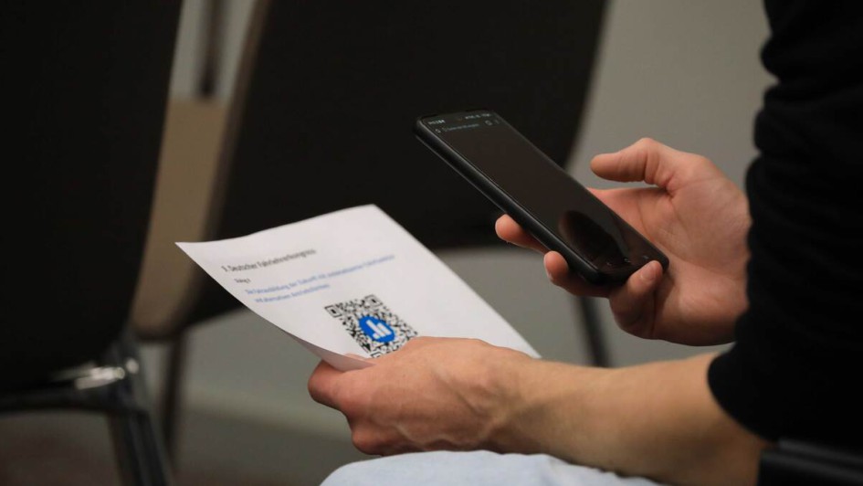 Teilnehmer mit Smartphone